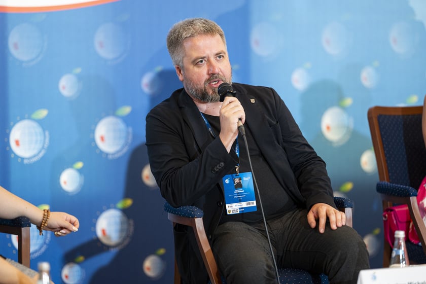 Forum Ekonomiczne w Karpaczu. Dyskusja „Miejsca nieodkryte a social media – jak platformy społecznościowe wpływają na rozwój turystyki?”